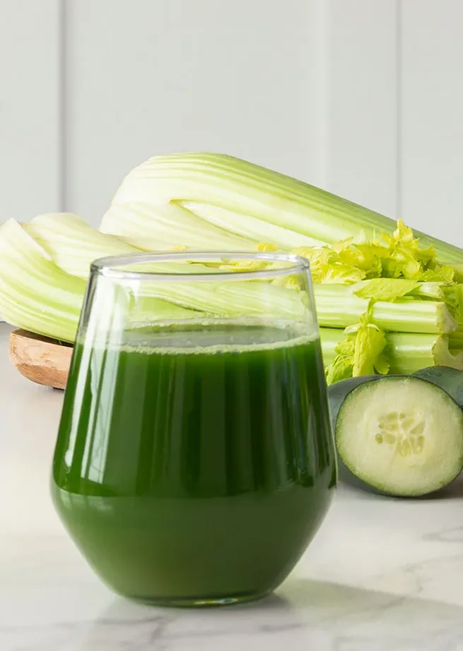 Frisch gepresster grüner Saft mit SaftIQ